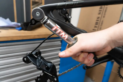 UDH 通用尾勾的誕生與它如何成為行業標準